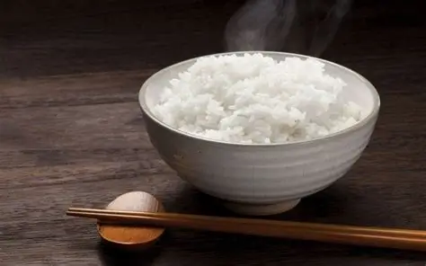“1 chén cơm trắng chứa bao nhiêu calo? Có nên ăn cơm khi giảm cân không? Bài viết này sẽ giúp bạn hiểu đúng về calo trong cơm trắng và cách ăn cơm để không tăng cân.”